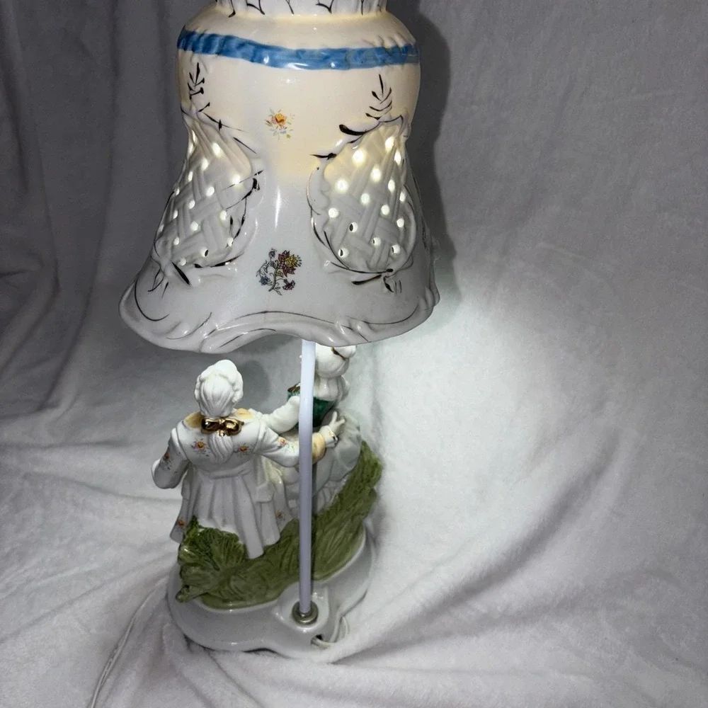 Vintage 70s Porcelain Courting Couple Lamp Lace Style Pierced Shade Works‎ EUC